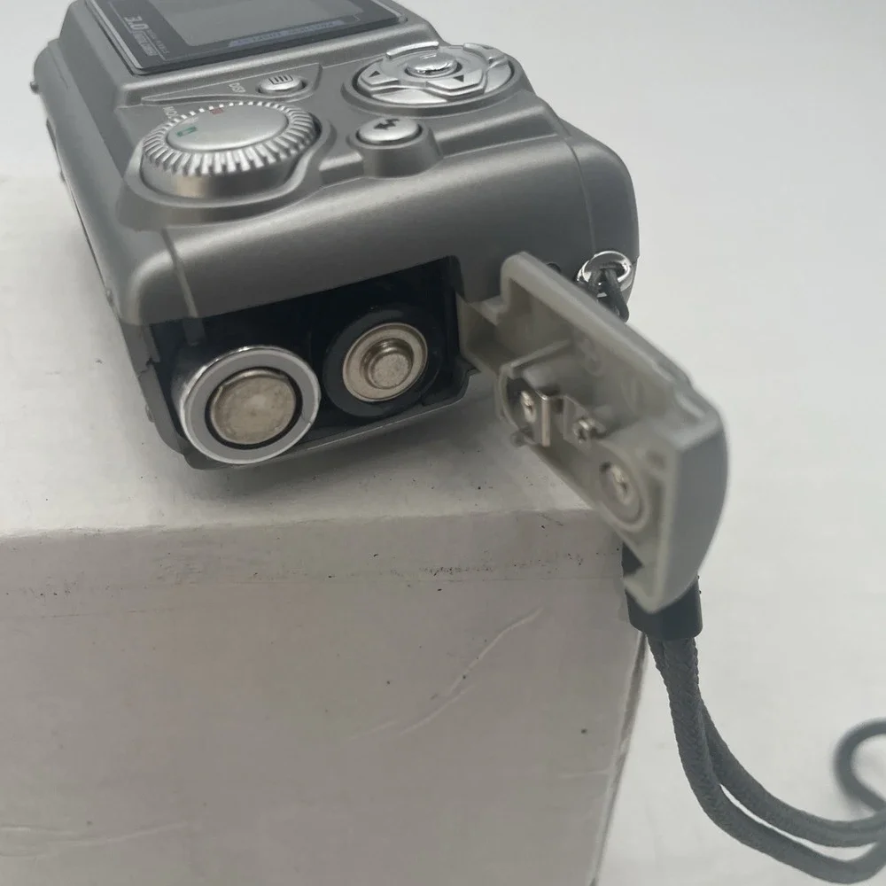 DXG-308 Ultra Compact Digital Camera 3.0MP Silver Point Shoot +Battery+Case